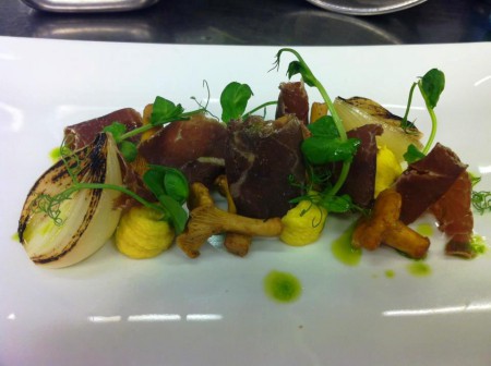 Lufttorkat nötkött från Gotland, inlagda kantareller, inkokt lök, gulmorotskräm