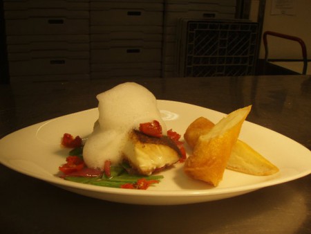 Torskrygg, kabeljo kroketter, syrad tomat & sockerärta, vitvinsskum