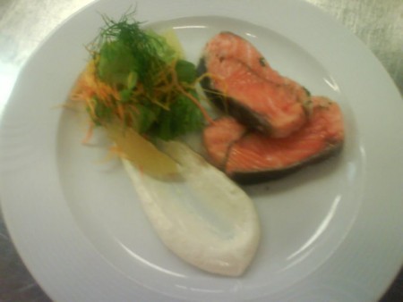 "Gin Tonic Lax" dill/enbärs lax, rökt grapefruktskräm, örter, crudite, grapefrukts filé