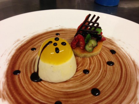 Mangopanacotta med chokladsås och färska bär (inspiration av Heston Blumenthal)