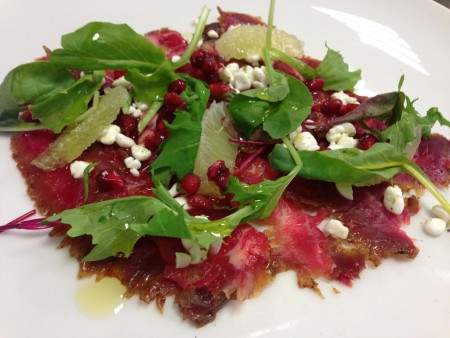 BBG gravad flanksteak, limekeso, limefilé, granatäpple, örter och blad (förrätt)