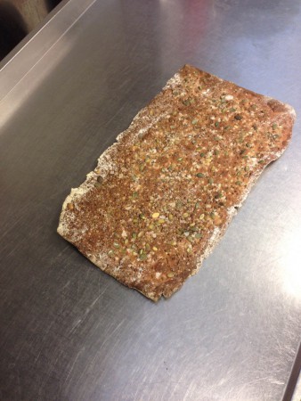 Knäckebröd av rågmjöl, vetekli, vetemjöl, kummin, timjan, rosmarin, pumpakärnor och linfrö